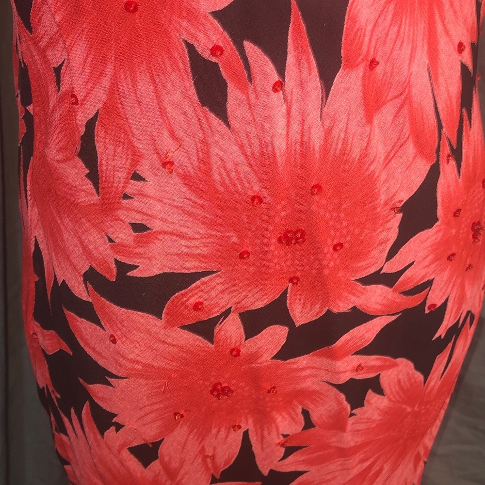 Chic Floral Maxi Dress in Red and Black - Picture 8 of 11